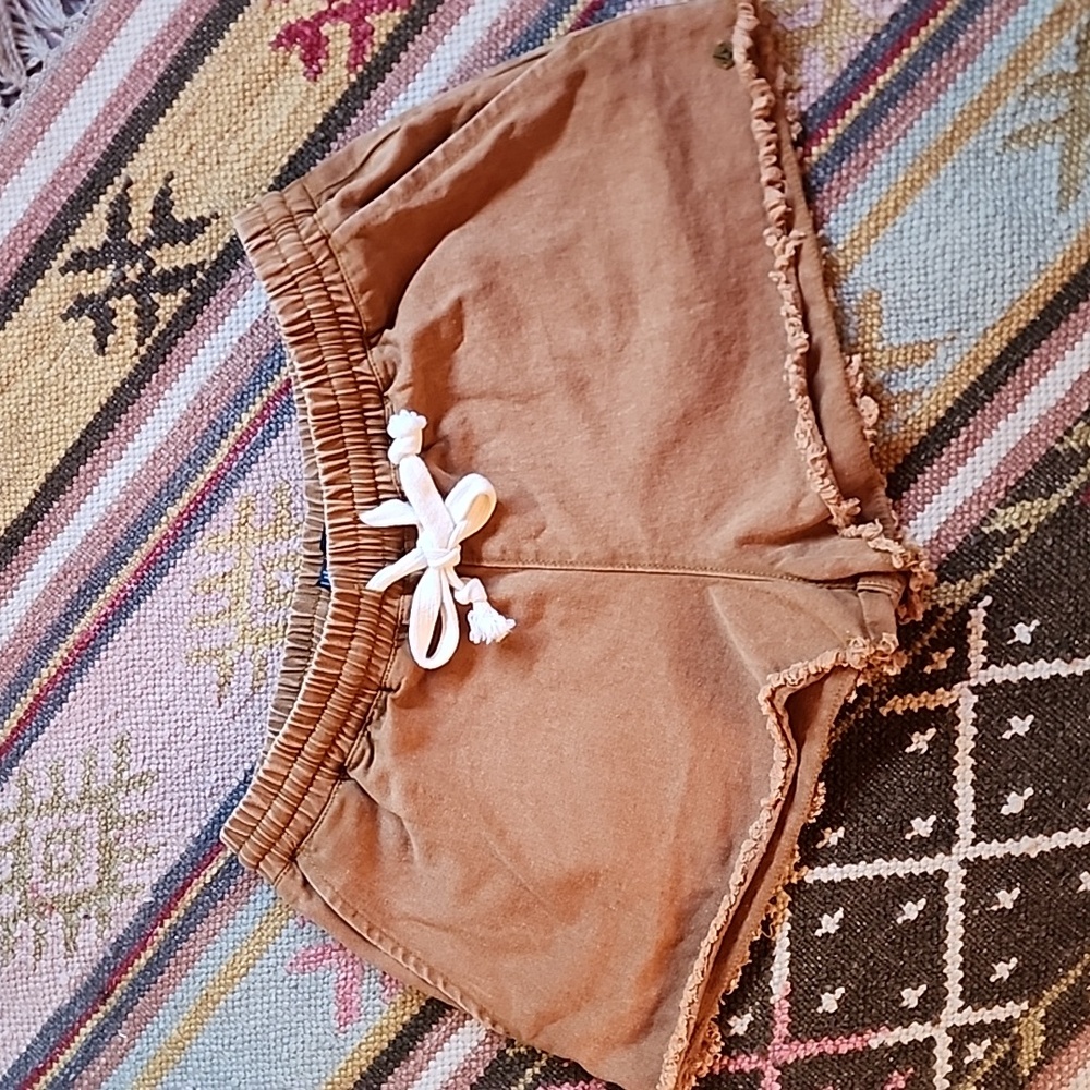 Volcom strutin shorts women’s light brown frayed short w front pockets!